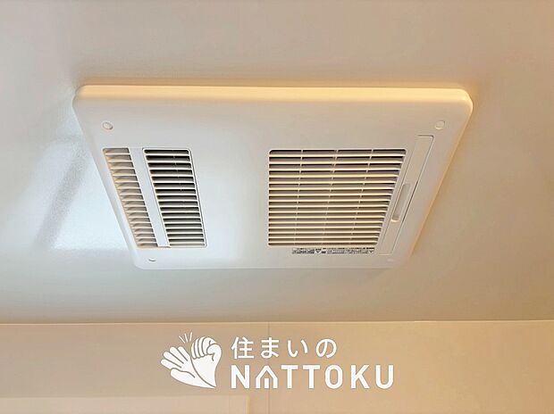 【浴室暖房換気乾燥機】入浴後の水滴や湿気を排出し、カビの発生や臭いを抑制します。
雨の日の洗濯物にも効果的です。