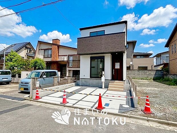 【現地写真(街並み)】雨で汚れを落とし、耐久性・耐候性に優れた外壁を使用しています。