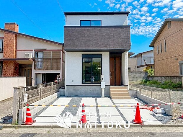 【現地写真(街並み)】軽くて火災に強い屋根材を採用し、地震時の建物への負担や揺れを軽減しています。