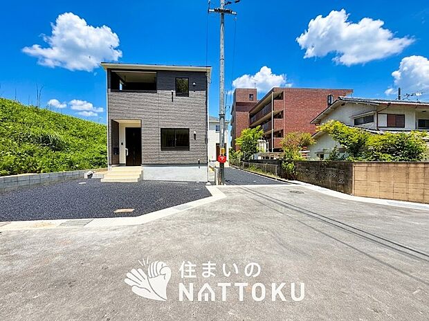 【現地写真(外観)【2号地】】雨で汚れを落とし、耐久性・耐候性に優れた外壁を使用しています。
