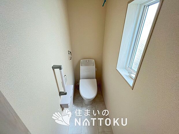 【トイレ】汚れてもサッとひと拭きでお手入れ簡単、エコ仕様の温水洗浄便座付きのトイレです。
バリアフリーにも配慮しています。