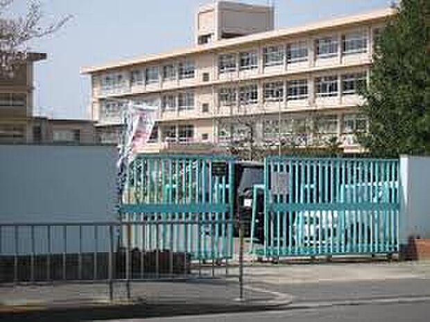 寝屋川市立南小学校(約800m)