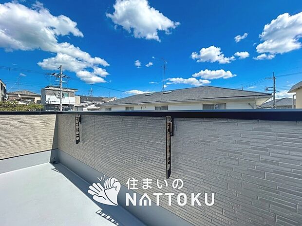 【バルコニー】奥行きが広く、洗濯物をゆったりと干せる十分な広さで、家族の洗濯も捗ります。