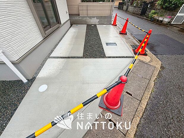 【現地写真（駐車場）】駐車スペースが広く、運転が苦手な方も安心です。
