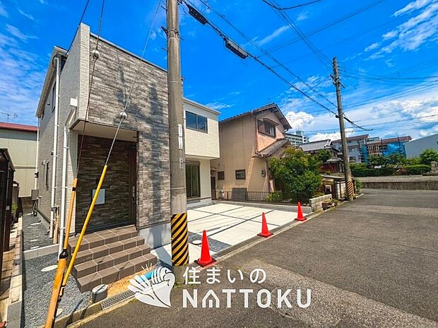 【現地写真（前道含む外観）】お引渡し後も無償の定期点検を行っており、暮らしの安心をお届けしています。