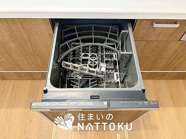 【食器洗い乾燥機】食後の時間にゆとりを与えてくれる食器洗い乾燥機。
操作ボタンも上面にあるので、腰をかがめずに操作ができラクラクです。
