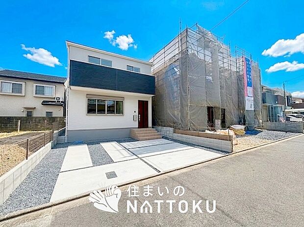 【現地写真（街並み）】軽くて火災に強い屋根材を採用し、地震時の建物への負担や揺れを軽減しています。