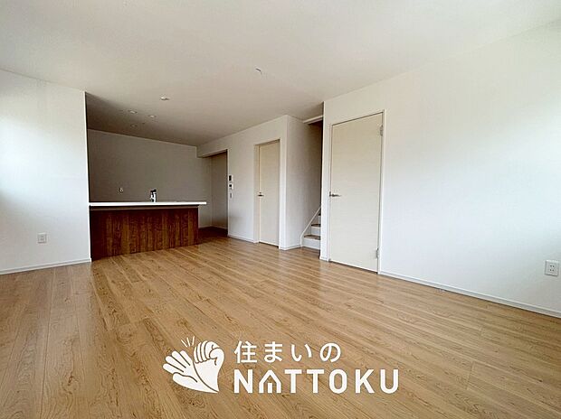 【現地写真（リビング）】フローリング材には、木目、色調など木材特有の風合いがあり、ナチュラルな美しさになっています。