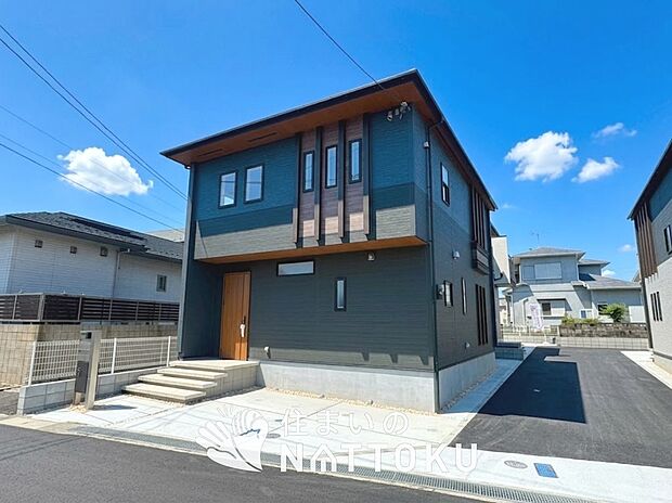 【現地写真（外観）【２号地】】軽くて火災に強い屋根材を採用し、地震時の建物への負担や揺れを軽減しています。
