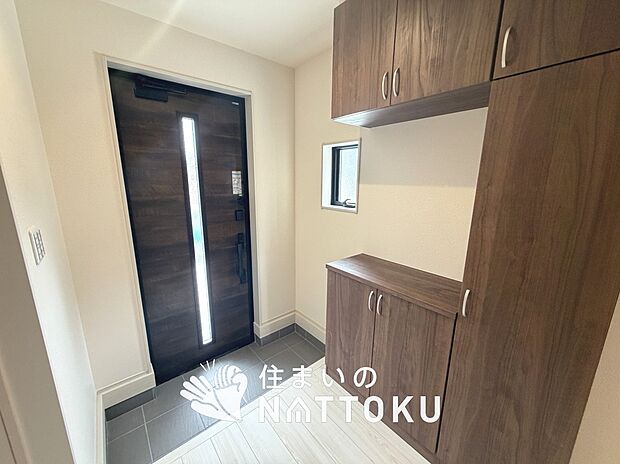 【現地写真（玄関）】玄関には、大型のシューズ収納を設置しています。