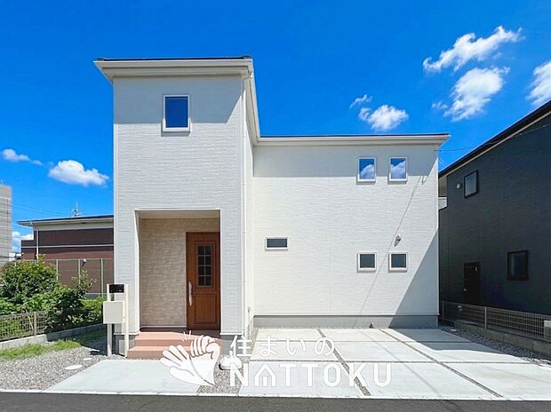 【現地写真（外観）【３号地】】軽くて火災に強い屋根材を採用し、地震時の建物への負担や揺れを軽減しています。