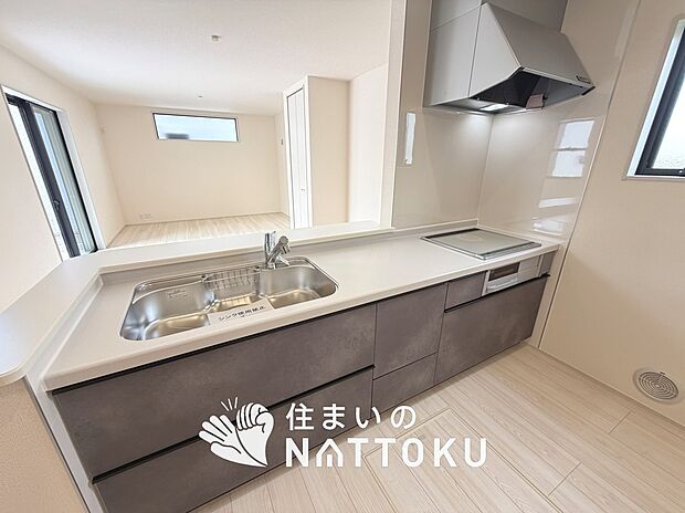 【現地写真（キッチン）】収納たっぷりのシステムキッチン、浄水器付水栓を標準装備しています。