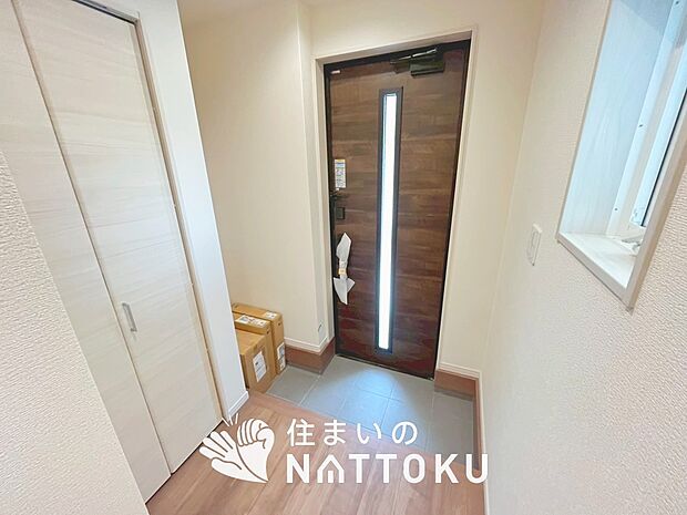 【現地写真（玄関）】玄関には、大型のシューズ収納を設置しています。