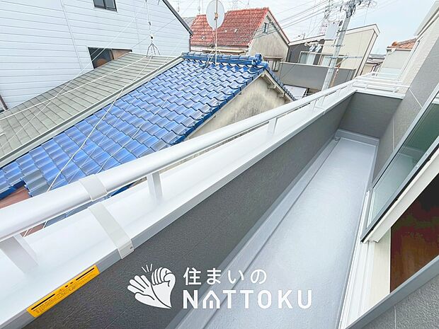 【バルコニー】奥行きが広く、洗濯物をゆったりと干せる十分な広さで、家族の洗濯も捗ります。