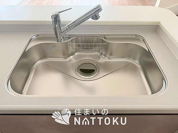 【浄水器内臓型ハンドシャワー付シンク】傷や汚れが付きにくい静音仕様の全面エンボス加工シンク。
また、蛇口の先端に浄水器を内蔵。浄水シャワーが使える毎分4リットルのたっぷり浄水。
