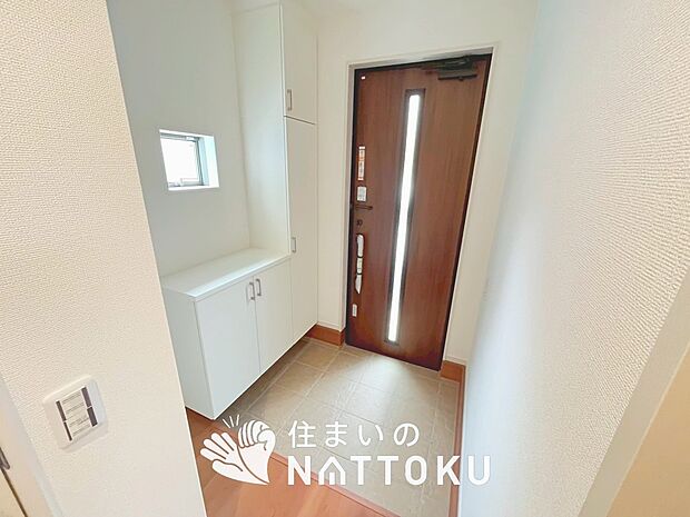 【現地写真（玄関）】玄関には、大型のシューズ収納を設置しています。