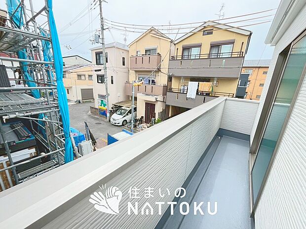 【バルコニー】奥行きが広く、洗濯物をゆったりと干せる十分な広さで、家族の洗濯も捗ります。