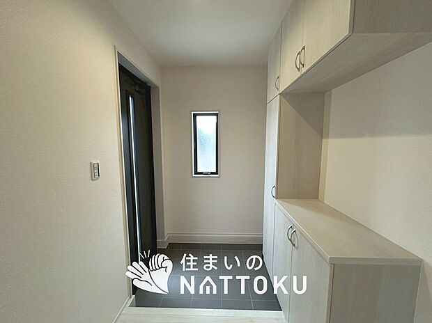 【現地写真(玄関)】玄関には、大型のシューズ収納を設置しています。