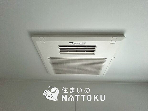 【電気式浴室暖房換気乾燥機】寒い冬場はあたたかく、暑い夏場は扇風機のような心地よさです。
雨の日は、浴室が衣類乾燥スペースになります。