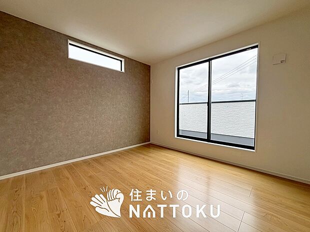 【現地写真（寝室）】木目の美しさを際立たせるシンプルデザインの建具を使用しています。