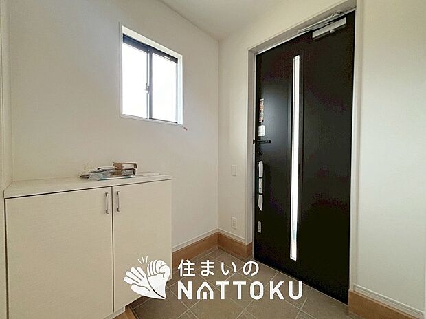 【現地写真（玄関）】玄関には、大型のシューズ収納を設置しています。