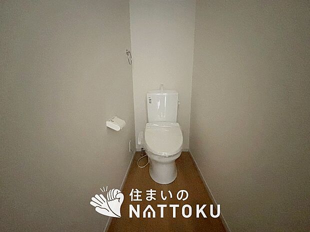 【トイレ】汚れてもサッとひと拭きでお手入れ簡単、エコ仕様の温水洗浄便座付きのトイレです。
バリアフリーにも配慮しています。

