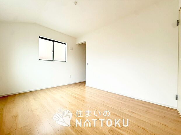 【現地写真（寝室）】木目の美しさを際立たせるシンプルデザインの建具を使用しています。