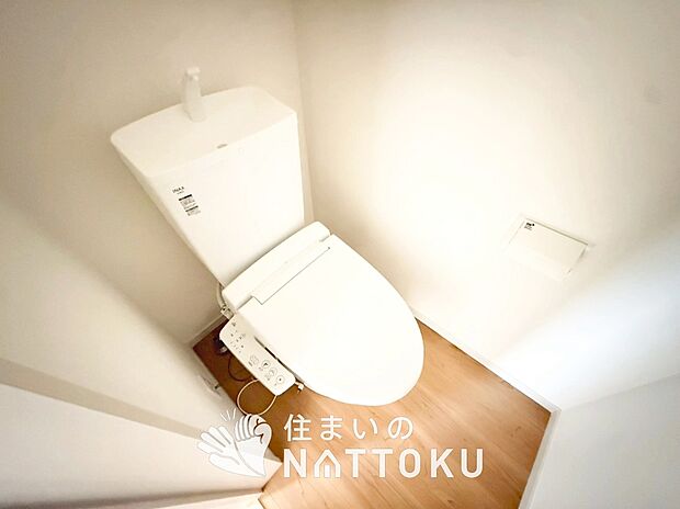 【トイレ】汚れてもサッとひと拭きでお手入れ簡単、エコ仕様の温水洗浄便座付きのトイレです。
バリアフリーにも配慮しています。
