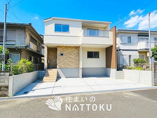 【現地写真（外観）】軽くて火災に強い屋根材を採用し、地震時の建物への負担や揺れを軽減しています。