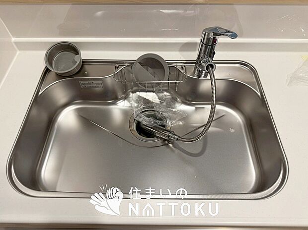【浄水器内臓ハンドシャワー付シンク】広々とした凸型シンクに洗剤ポケットを標準装備。すっきり収納できます。
また、蛇口の先端に浄水器を内蔵しているため場所をとりません。

