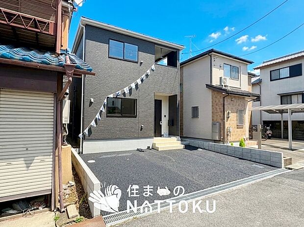 【現地写真（外観）】雨で汚れを落とし、耐久性・耐候性に優れた外壁を使用しています。