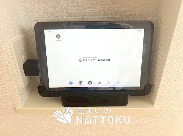 【TVモニター付インターホン】玄関の子機にカメラが付いており、来訪者の顔を確認できるため、音声だけの対応とは安心感が違います。
また、ハンズフリー通話で受話器を持つわずらわしさを解消できます。

