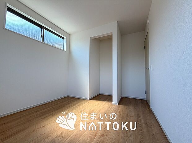 【現地写真（寝室）】木目の美しさを際立たせるシンプルデザインの建具を使用しています。