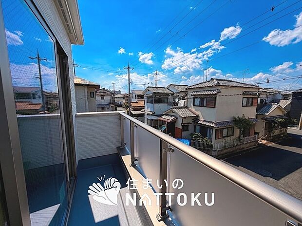 【バルコニー】奥行きが広く、洗濯物をゆったりと干せる十分な広さで、家族の洗濯も捗ります。