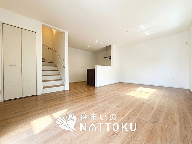 【現地写真（リビング）】フローリング材には、木目、色調など木材特有の風合いがあり、ナチュラルな美しさになっています。