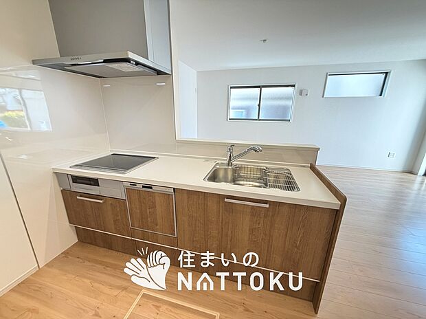 【現地写真（キッチン）】収納たっぷりのシステムキッチン、浄水器付水栓を標準装備しています。