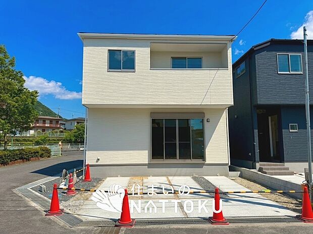 【現地写真（外観）【１号地】】軽くて火災に強い屋根材を採用し、地震時の建物への負担や揺れを軽減しています。