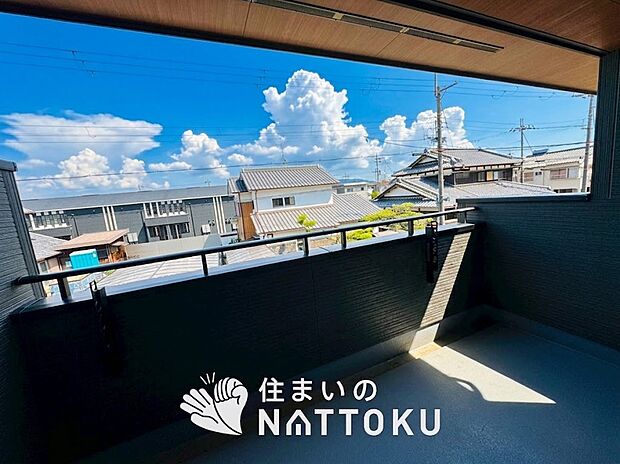 【バルコニー】奥行きが広く、洗濯物をゆったりと干せる十分な広さで、家族の洗濯も捗ります。