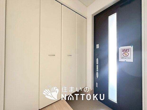【現地写真（玄関）】玄関には、大型のシューズ収納を設置しています。