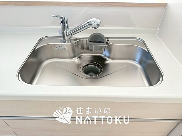 【浄水器内臓ハンドシャワー付シンク】広々とした凸型シンクに洗剤ポケットを標準装備。すっきり収納できます。
また、蛇口の先端に浄水器を内蔵しているため場所をとりません。

