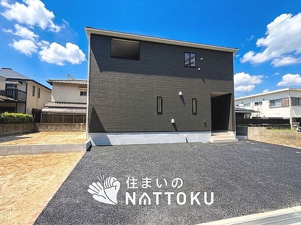 【現地写真（外観）】雨で汚れを落とし、耐久性・耐候性に優れた外壁を使用しています。
