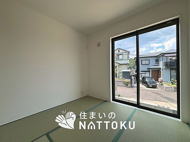 【現地写真（和室）】大壁仕様の新和室。くつろぎの空間です。