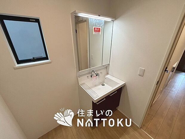 【洗面台・洗面所】鏡の両サイドは、必要なものを取出しやすく、大きな鏡面で朝の準備も快適。
使いやすいリフトアップ機能付きのシングルレバーシャワー水栓付です。
