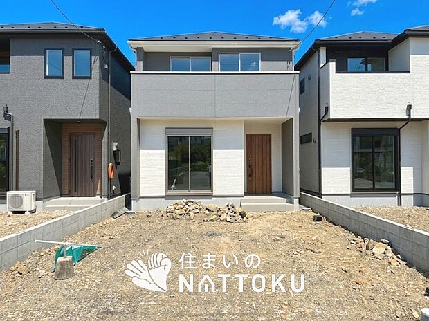 【現地写真（外観）【３号地】】雨で汚れを落とし、耐久性・耐候性に優れた外壁を使用しています。