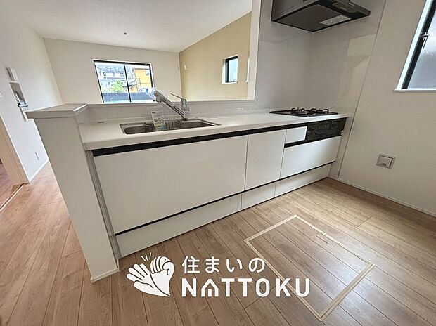 【現地写真（キッチン）】収納たっぷりのシステムキッチン、浄水器付水栓を標準装備しています。