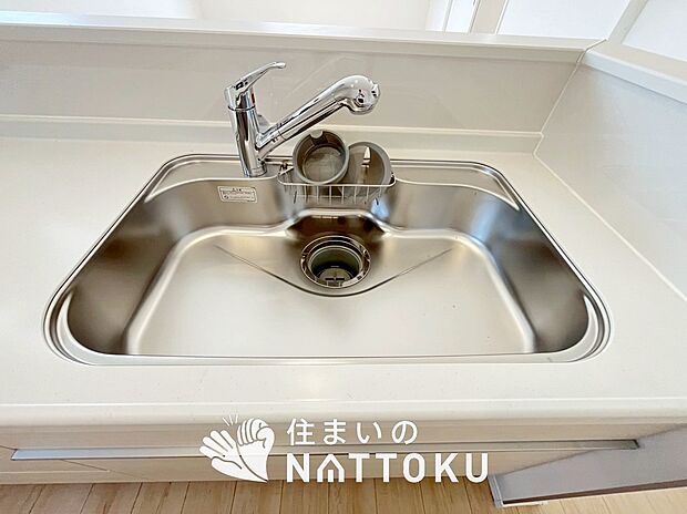 【浄水器内臓ハンドシャワー付シンク】広々とした凸型シンクに洗剤ポケットを標準装備。すっきり収納できます。
また、蛇口の先端に浄水器を内蔵しているため場所をとりません。
