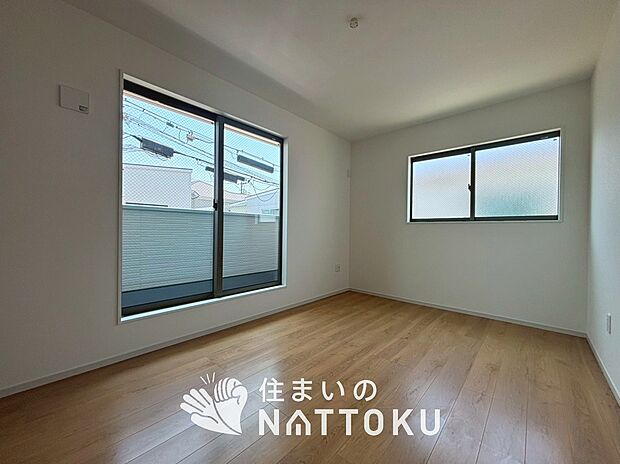 【現地写真（寝室）】木目の美しさを際立たせるシンプルデザインの建具を使用しています。
