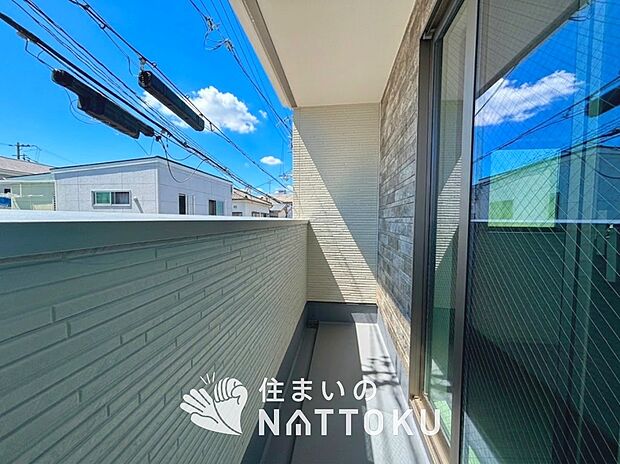 【バルコニー】奥行きが広く、洗濯物をゆったりと干せる十分な広さで、家族の洗濯も捗ります。