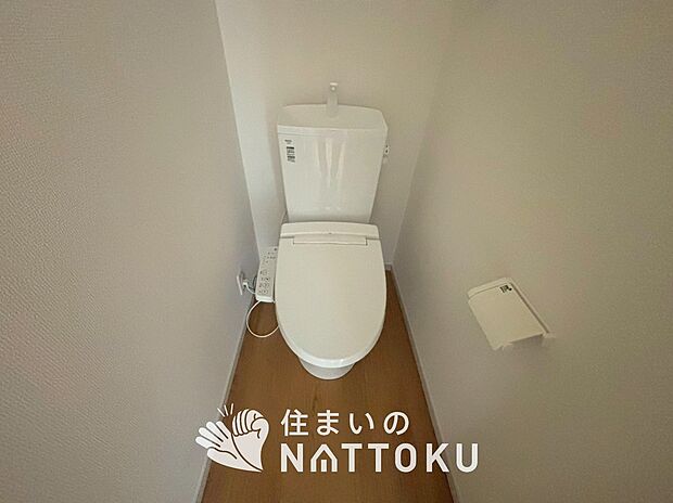 【トイレ】汚れてもサッとひと拭きでお手入れ簡単、エコ仕様の温水洗浄便座付きのトイレです。
バリアフリーにも配慮しています。