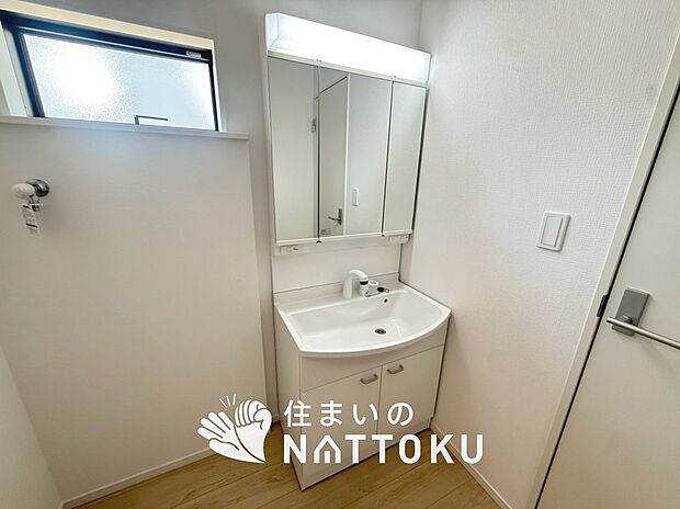 【洗面台・洗面所】鏡の両サイドは、必要なものを取出しやすく、大きな鏡面で朝の準備も快適。
使いやすいリフトアップ機能付きのシングルレバーシャワー水栓付です。
